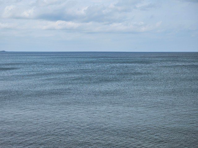 totally flat all the way to the horizon